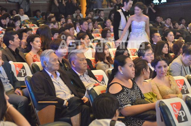 เอาแล้ว เหว๋ยยย ช็อตเด็ด!  &ldquo;ธัญญ่า&rdquo; ป๊ะหน้า &ldquo;พิ้งกี้&rdquo; คางาน &ldquo;คมชัดลึก อวอร์ด&rdquo; แต่เชิ่ดใส่กัน