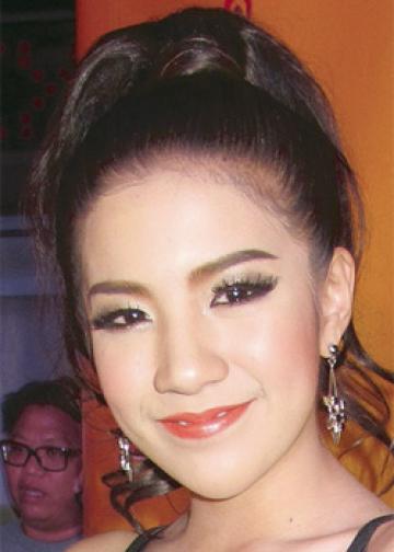 "ใบเตย"เปล่านุ่งน้อยทำลายวัฒนธรรม โบ้ย"จ๊ะ คันหู"เซ็กซี่กว่า-แต่คนไม่เห็น