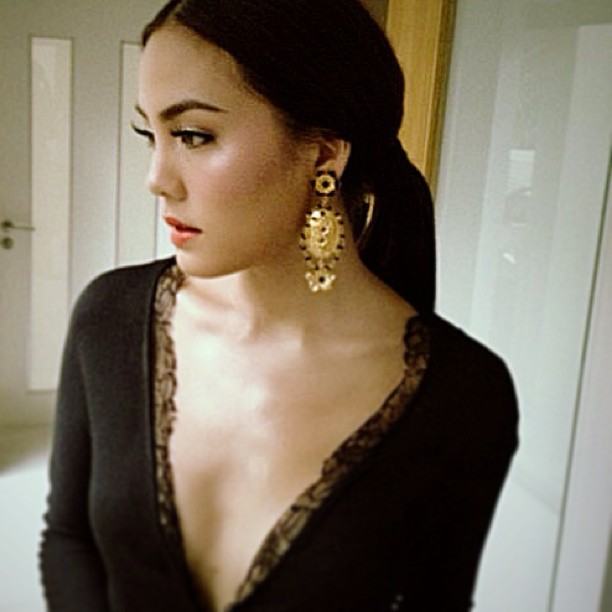 เจนี่ เซ็กซี่แหวกอก ในงานคมชัดลึก อวอร์ด 2013