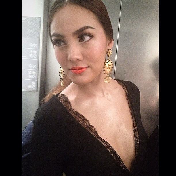 เจนี่ เซ็กซี่แหวกอก ในงานคมชัดลึก อวอร์ด 2013