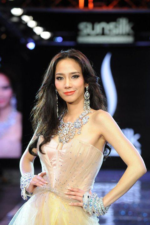 อั้ม พัชารา ไชยเชื้อ