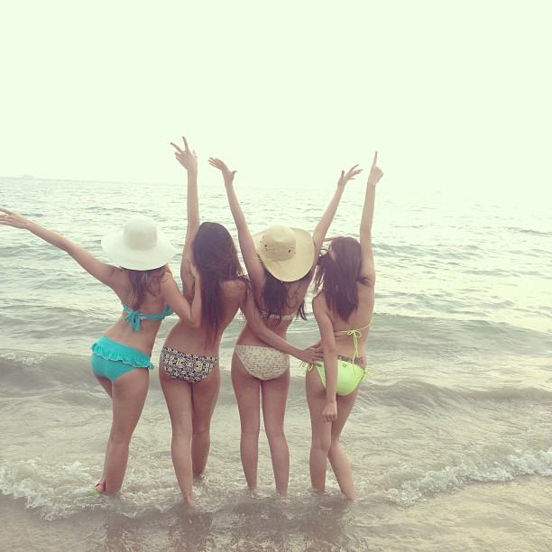 'ใบเตย อาร์สยาม' กับเหล่าแก๊งค์ ในบิกินี่ รับลมทะเล