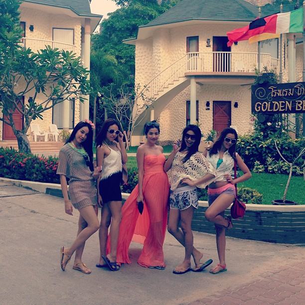 'ใบเตย อาร์สยาม' กับเหล่าแก๊งค์ ในบิกินี่ รับลมทะเล