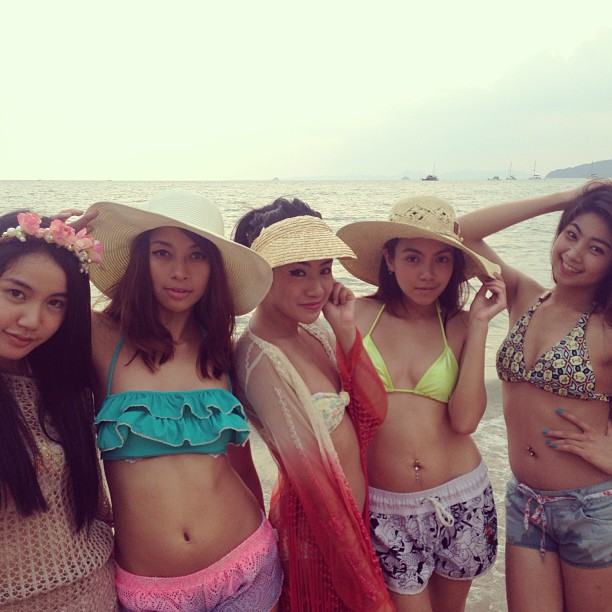 'ใบเตย อาร์สยาม' กับเหล่าแก๊งค์ ในบิกินี่ รับลมทะเล