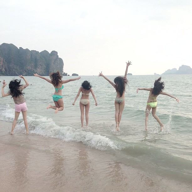 'ใบเตย อาร์สยาม' กับเหล่าแก๊งค์ ในบิกินี่ รับลมทะเล