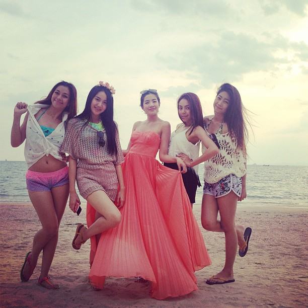 'ใบเตย อาร์สยาม' กับเหล่าแก๊งค์ ในบิกินี่ รับลมทะเล