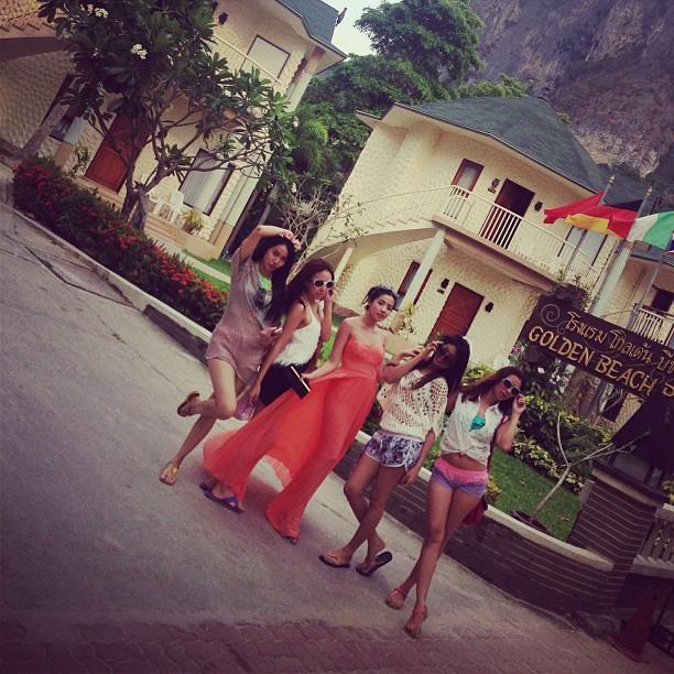 'ใบเตย อาร์สยาม' กับเหล่าแก๊งค์ ในบิกินี่ รับลมทะเล