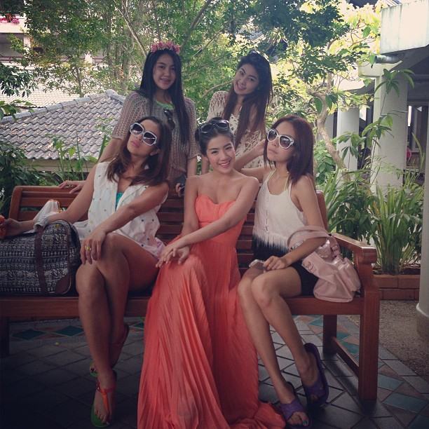 'ใบเตย อาร์สยาม' กับเหล่าแก๊งค์ ในบิกินี่ รับลมทะเล