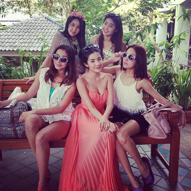 'ใบเตย อาร์สยาม' กับเหล่าแก๊งค์ ในบิกินี่ รับลมทะเล