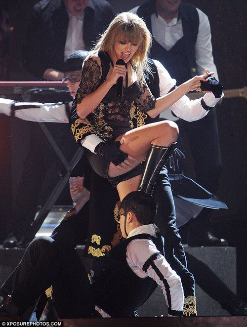 Taylor Swift ทารุณผู้ชายบนเวที @ BRITS Awards 2013