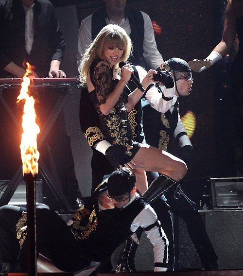 Taylor Swift ทารุณผู้ชายบนเวที @ BRITS Awards 2013