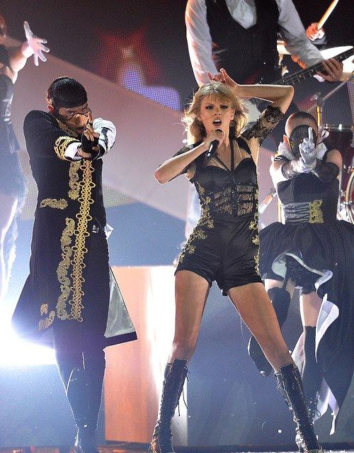 Taylor Swift ทารุณผู้ชายบนเวที @ BRITS Awards 2013