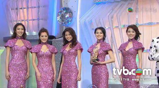 5 คนสุดท้ายค่ะ (ป๊อปปี้ซ้ายสุด) เวทีนี้เลือกชนะ และรอง 2 คนค่ะ