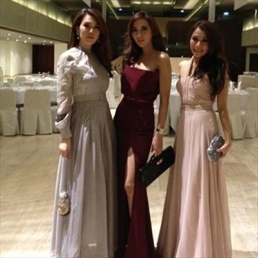 แฟชั่น อั้ม พัชราภา  จากงานแต่งงานคนในวงการบันเทิง