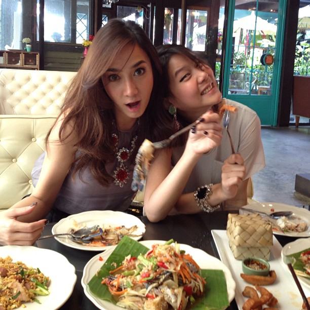 อั้ม พัชราภา  กินส้มตำ ไก่ย่าง เริ่ดมากก