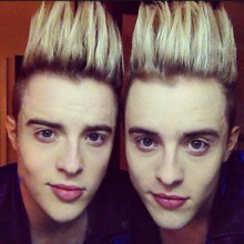 2 ฝาแฝดสุดหล่อจอห์นและเอ็ดเวิร์ด ใครชอบช่วยไลเพจ www.facebook.com/WeLiveJedwardThail