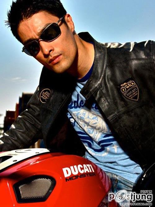 จอนนี่ เหงี๋ยนดาวร้ายหน้าหล่อกับมาดเท่ๆ