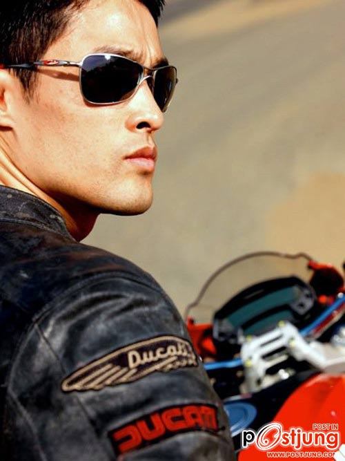 จอนนี่ เหงี๋ยนดาวร้ายหน้าหล่อกับมาดเท่ๆ