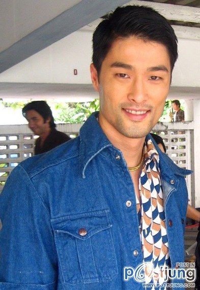 จอนนี่ เหงี๋ยนดาวร้ายหน้าหล่อกับมาดเท่ๆ