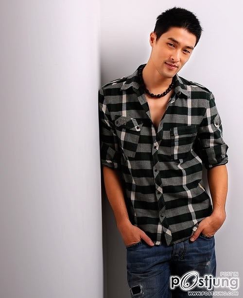 จอนนี่ เหงี๋ยนดาวร้ายหน้าหล่อกับมาดเท่ๆ