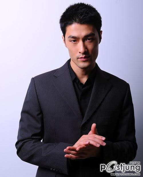 จอนนี่ เหงี๋ยนดาวร้ายหน้าหล่อกับมาดเท่ๆ