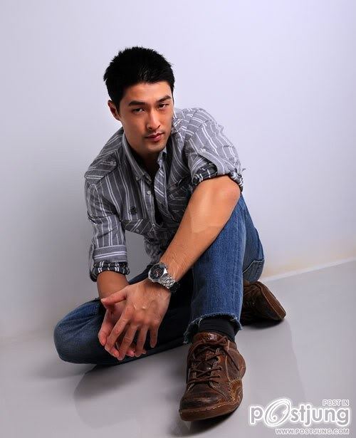 จอนนี่ เหงี๋ยนดาวร้ายหน้าหล่อกับมาดเท่ๆ