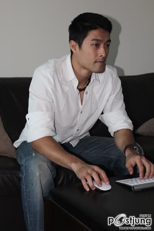 จอนนี่ เหงี๋ยนดาวร้ายหน้าหล่อกับมาดเท่ๆ