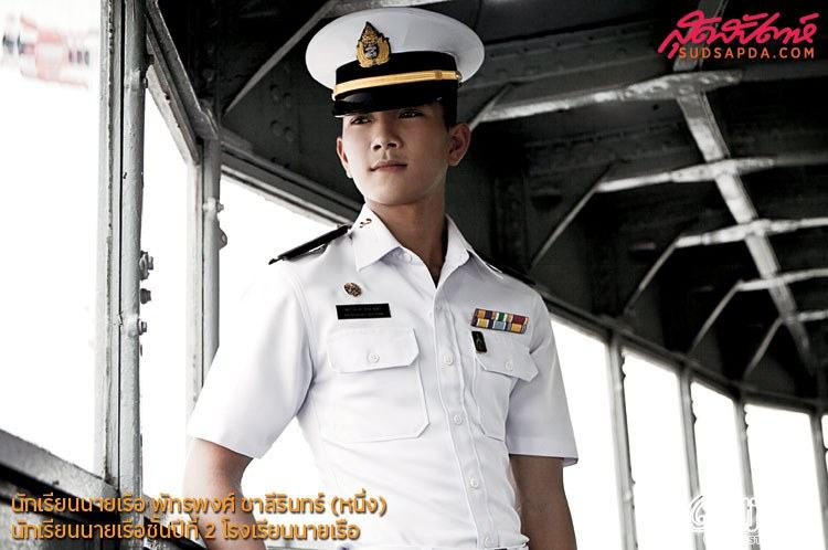 10หล่อในเครื่องแบบ