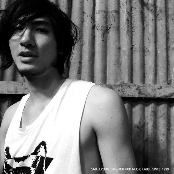 โบ๊ท นิธิศ มือเบสสุดเท่ จากวง THE YERS