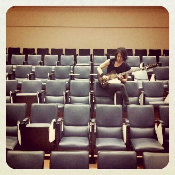 โบ๊ท นิธิศ มือเบสสุดเท่ จากวง THE YERS