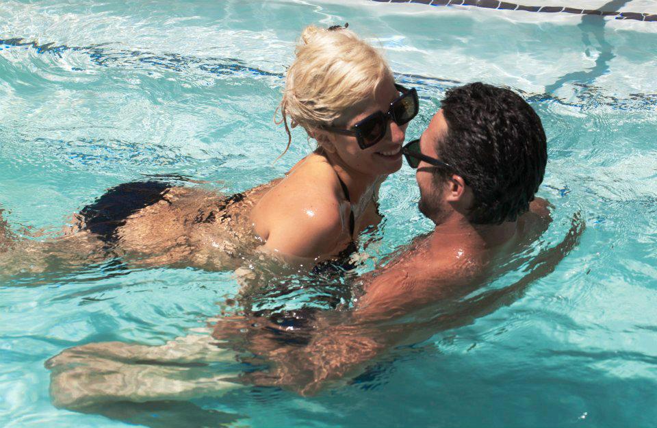 สุดฮือฮา!!!!!  LADY GAGA นัวๆแฟนหนุ่มในน้ำ
