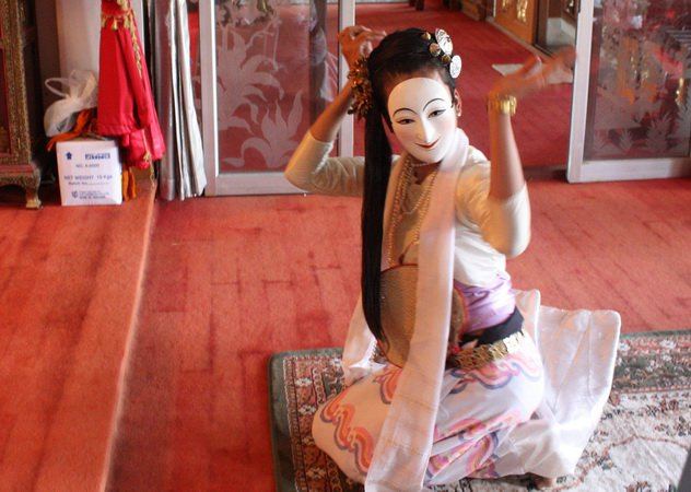 ชมพู่ อารยา งามสง่าในชุดผ้าถุงราชวงศ์ มันฑเลย์