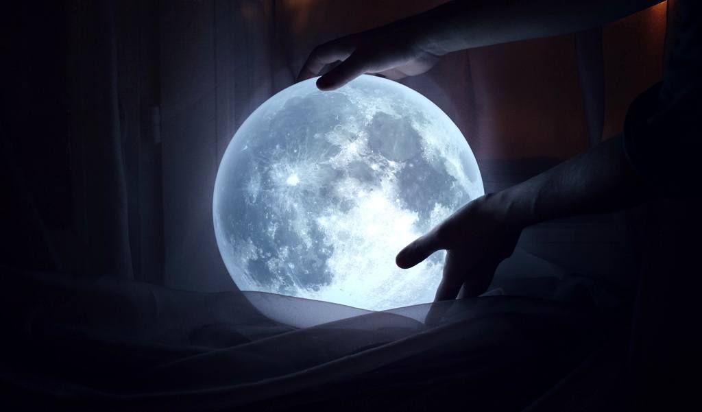 กอดจันทร์