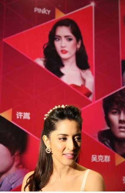 ช็อก!! วงการ !! " พิ้งกี้ " แต่งงานสายฟ้าแลบ มหาเศรษฐีหมื่นล้าน