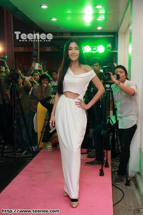 นุ่น วรนุช  กับชุดเป๊ะๆ