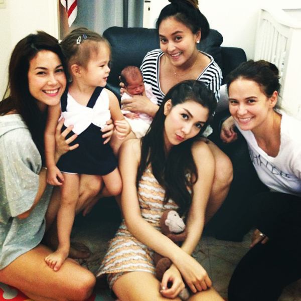 ซี้กันจริง! พอลล่า-แอน-วุ้นเส้น ผลัดกันช่วยนานาเลี้ยงลูก