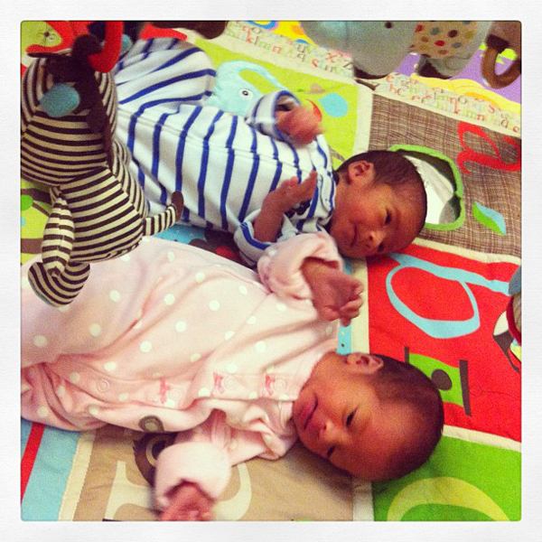 ซี้กันจริง! พอลล่า-แอน-วุ้นเส้น ผลัดกันช่วยนานาเลี้ยงลูก