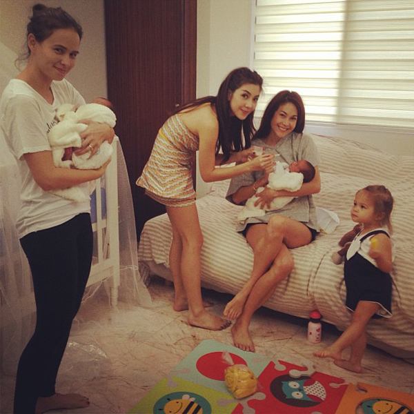 ซี้กันจริง! พอลล่า-แอน-วุ้นเส้น ผลัดกันช่วยนานาเลี้ยงลูก