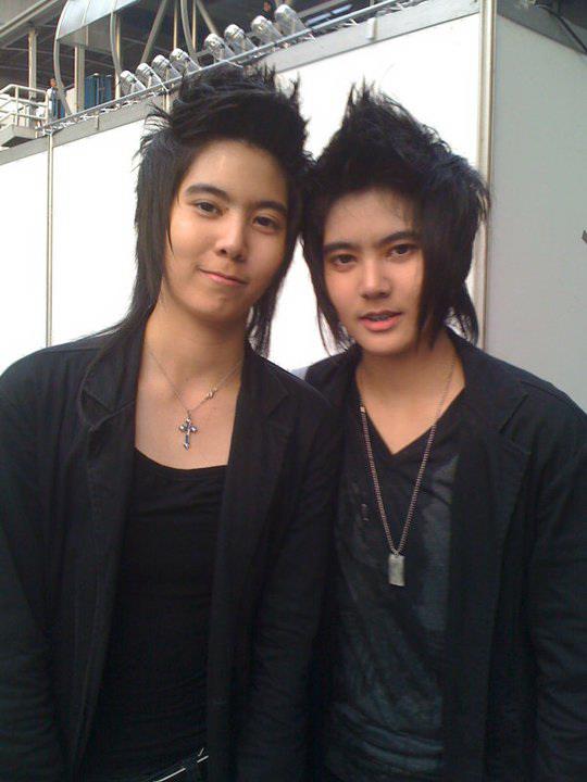 ช็อควงการ สาวหล่อคู่แฝด กอดคอเข้ารอบนางงามมาด้วยกันเก่ๆ