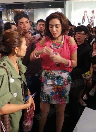 ชมภาพ “พลอย เฌอมาลย์”เป็นลม(อีกแล้ว) ชิ่งสื่อหนีกลับรอบสอง