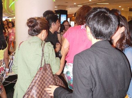 ชมภาพ “พลอย เฌอมาลย์”เป็นลม(อีกแล้ว) ชิ่งสื่อหนีกลับรอบสอง