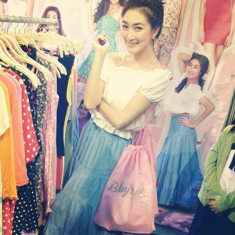 แพนเค้ก เขมนิจ ในลุคน่ารักๆ