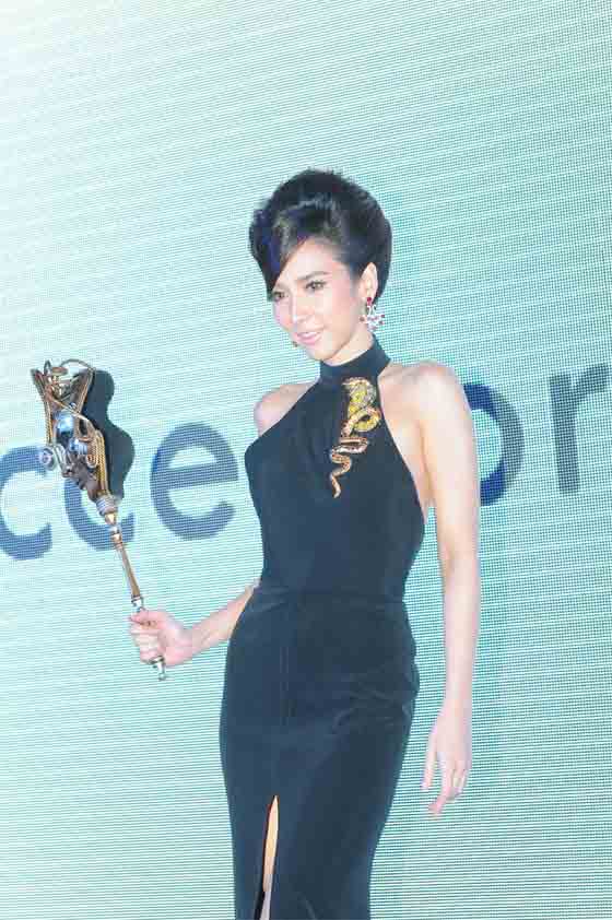 นางพญาผู้เลอโฉม ในงาน C2 accessories.com