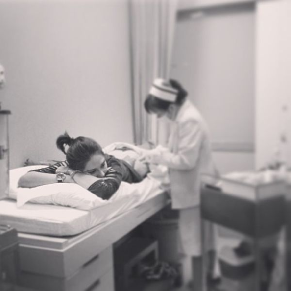 เมาท์ว่าเป็นลมสร้างภาพกันนัก "พลอย" โพสต์ภาพเปิดก้นให้หมอฉีดยา โชว์ซะเลย