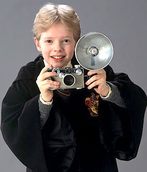 คอลิน ครีฟวีย์ นักเรียนบ้านกริฟฟินดอร์ คลั่งไคล้แฮร์รี่มาก ชอบถ่ายรูป