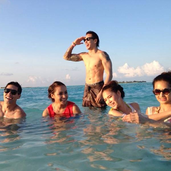 อุ๊ยตาย! แทค ภรัญยู อวดหุ่นสุดล่ำในชุดบิกินี่ตัวจิ๋ว