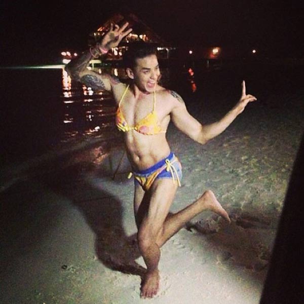 อุ๊ยตาย! แทค ภรัญยู อวดหุ่นสุดล่ำในชุดบิกินี่ตัวจิ๋ว