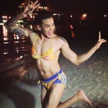 อุ๊ยตาย! แทค ภรัญยู อวดหุ่นสุดล่ำในชุดบิกินี่ตัวจิ๋ว