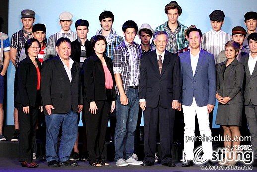 พอร์ซ...ใส่เสื้อลายได้ไฮโซมากๆ  บ่องต่ง