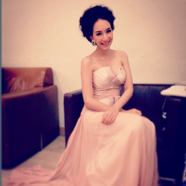 มิ้นท์ ณัฐวรา กับ เนย โชติกา ใครสวยกว่ากัน